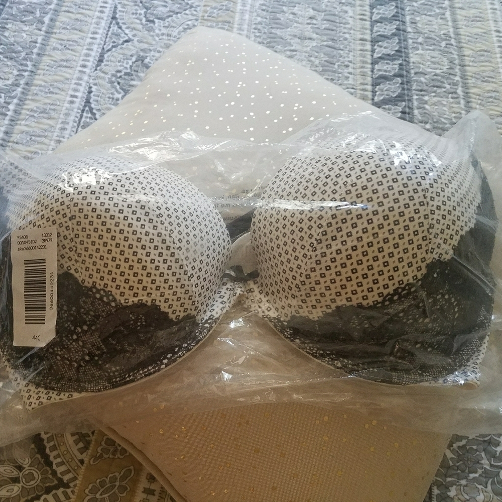 Nwt Cacique deep plunge bra